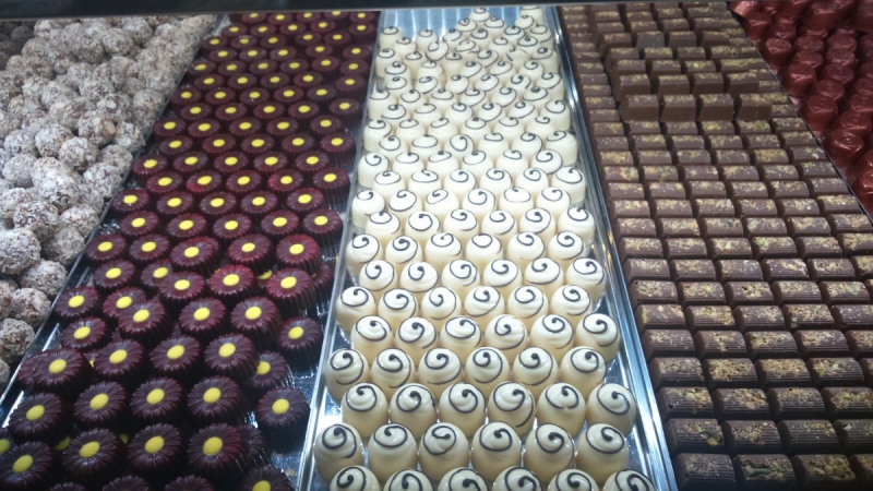 vitrine-TOURRETTE LEVENS-min_chocolates_milk_chocolate_white_chocolate_truffles_candy_food_treat_cacao-1213769